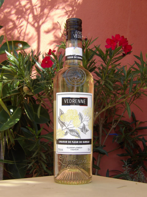 La liqueur de fleur de sureau : l’élégance florale dans votre verre !