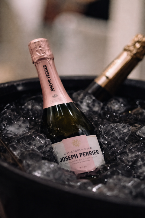 L’élégance à l’état brut : le champagne Joseph Perrier Rosé dans toute sa fraîcheur.